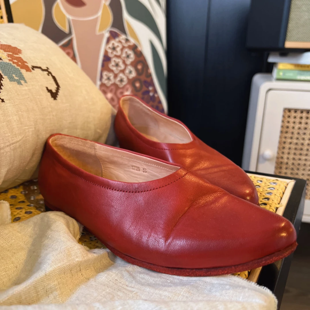 【小红鞋】浅口红色马皮单鞋，水洗会有摔痕，擦色颜色不均，需干擦