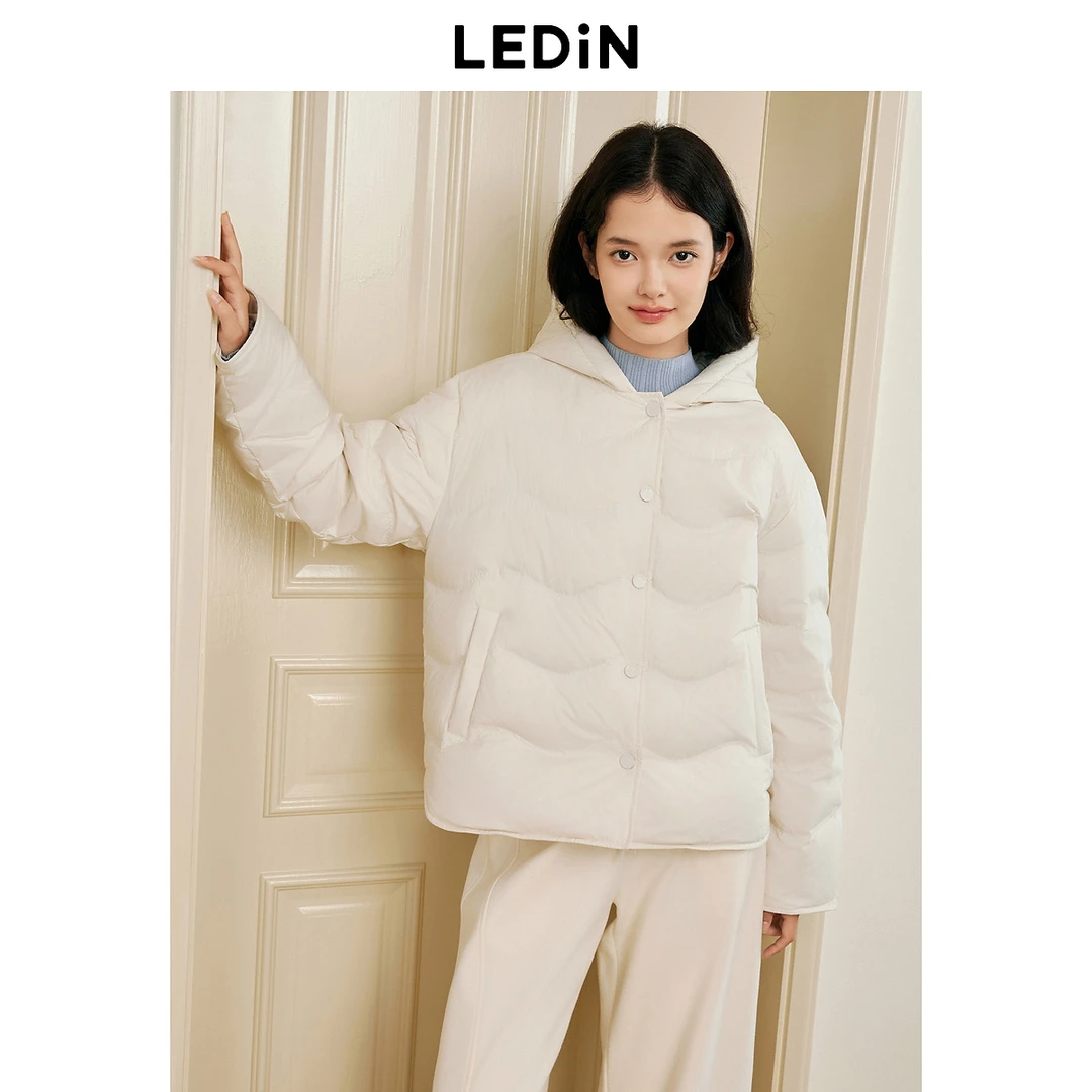 乐町轻柔保暖连帽羽绒服