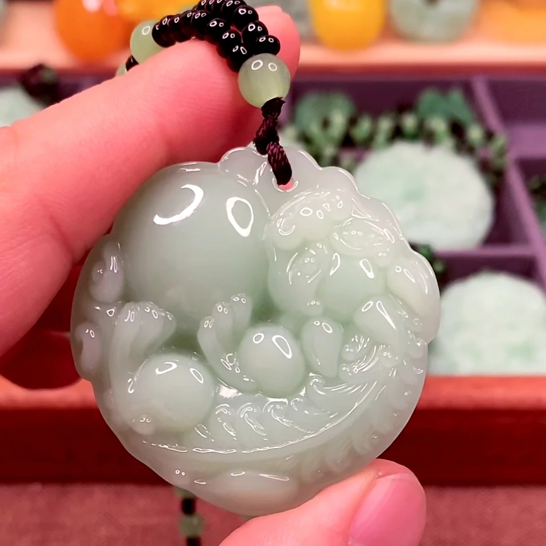 2.浅绿貔貅抱宝吊坠时尚百搭款.