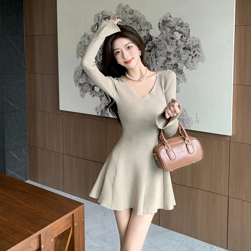 秋冬气质高级感女装法式纯欲V领喇叭袖显瘦裙子修身收腰针织短裙