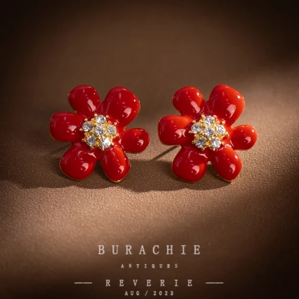 铜合金仿水晶耳饰 【7411】英｜经典Lorfutie鬆弛感巨顯白红朵丽耳钉