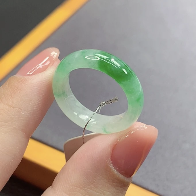 14号圈口缅甸天然A货翡翠飘阳绿戒指