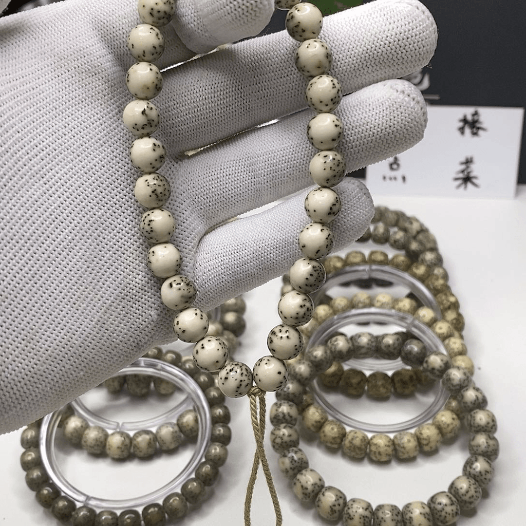 星月菩提吊坠青瓷白0.9手持