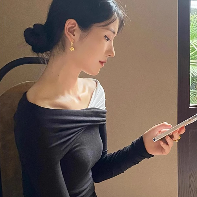 撞色拼接露肩一字肩上衣女长袖修身高级感秋季新款别致绝美打底衫