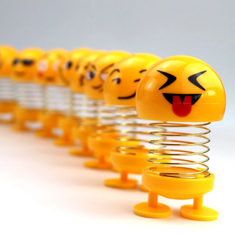 网红推荐同款汽车弹簧娃娃摇头公仔摆件车载摇摆表情包玩具车内