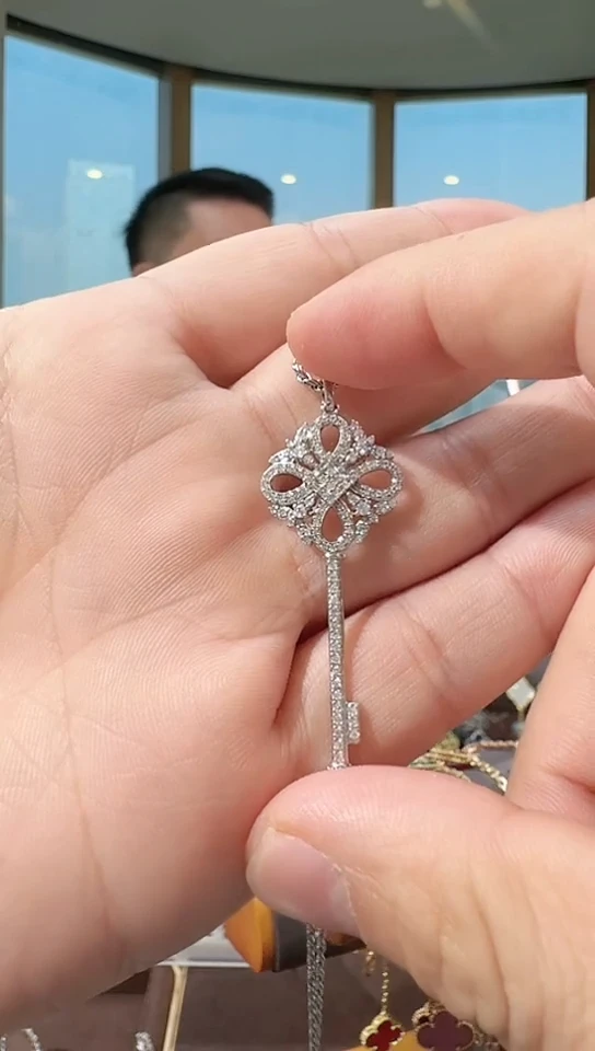 【闪购商品】钻石颈饰18K金镶嵌钻石雪花吊坠