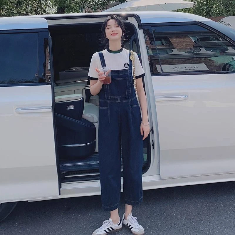 早秋新款时尚气质宽松遮肉显瘦百搭休闲减龄直筒阔腿牛仔背带裤女