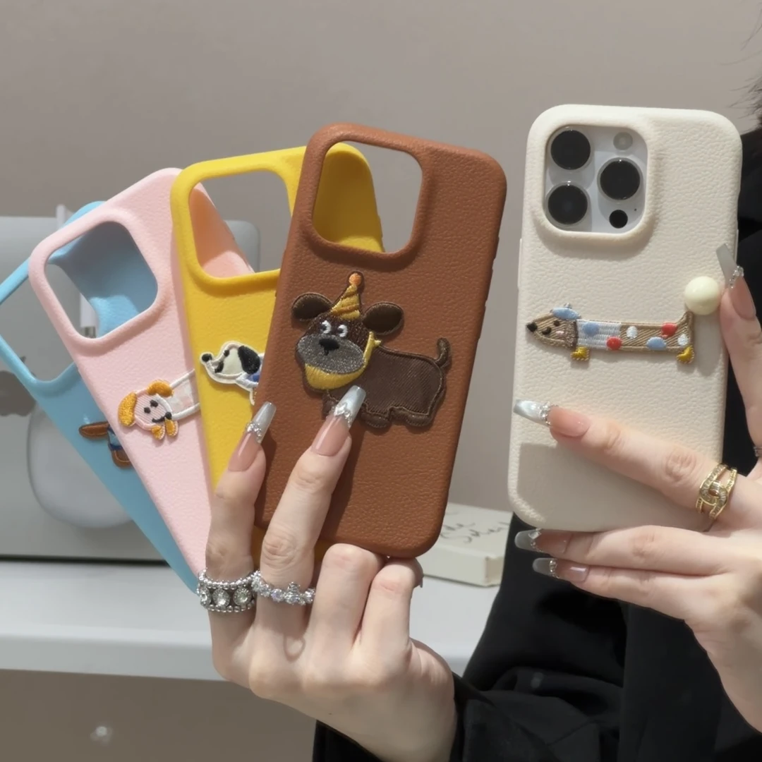 ins简约刺绣波点小狗适用iPhone16/15pro荔枝纹手机壳苹果14/12套