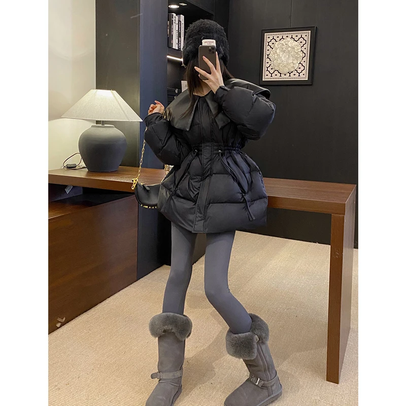 【慧慧】90白鹅绒 设计感皮质娃娃领收腰中长鹅绒服 JYYRJN9907