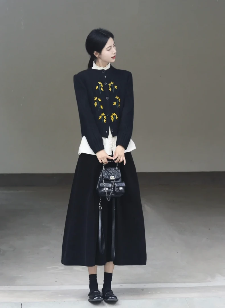 黑色小香风针织套装女早秋韩系穿搭复古刺绣毛衣开衫半身裙三件套