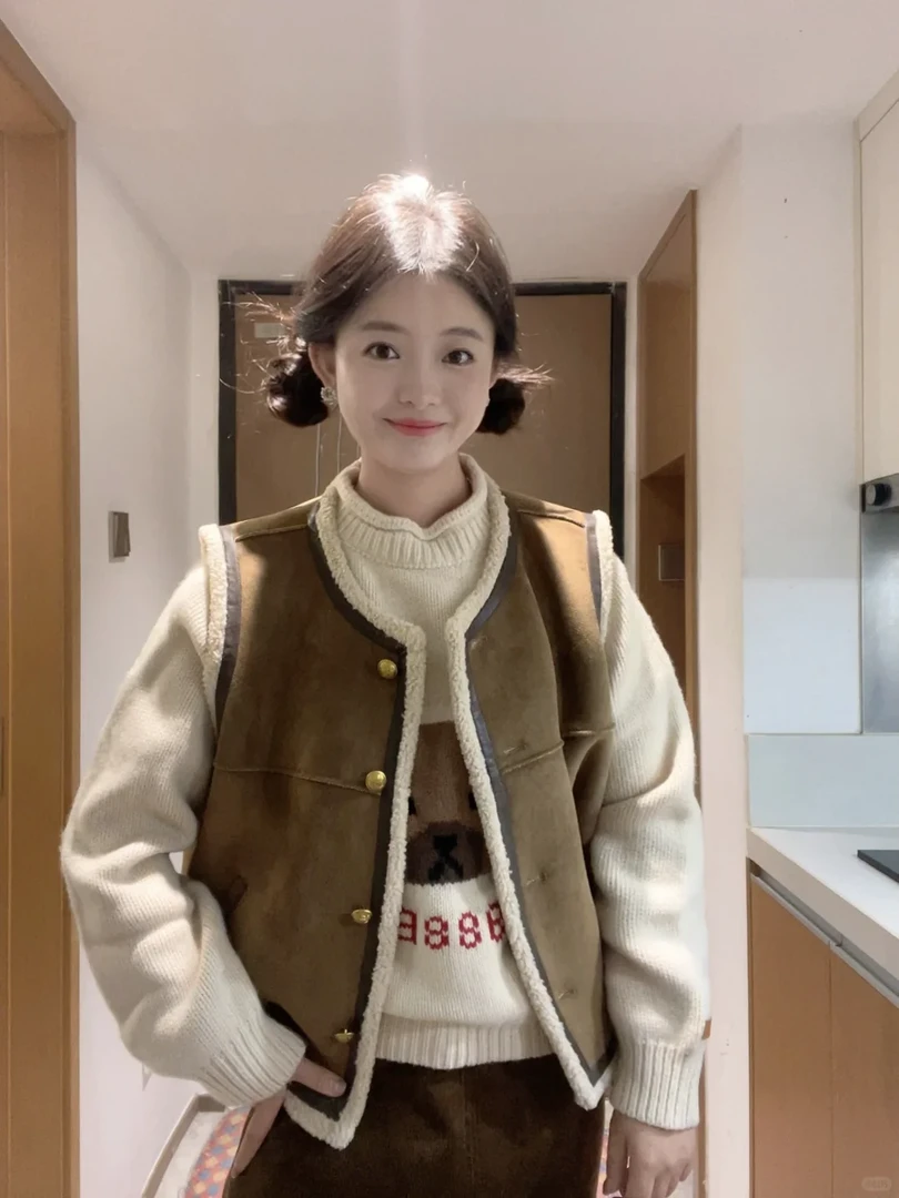 初冬搭配一整套复古小个子仿羊羔毛马甲小熊针织毛衣半身裙三件套