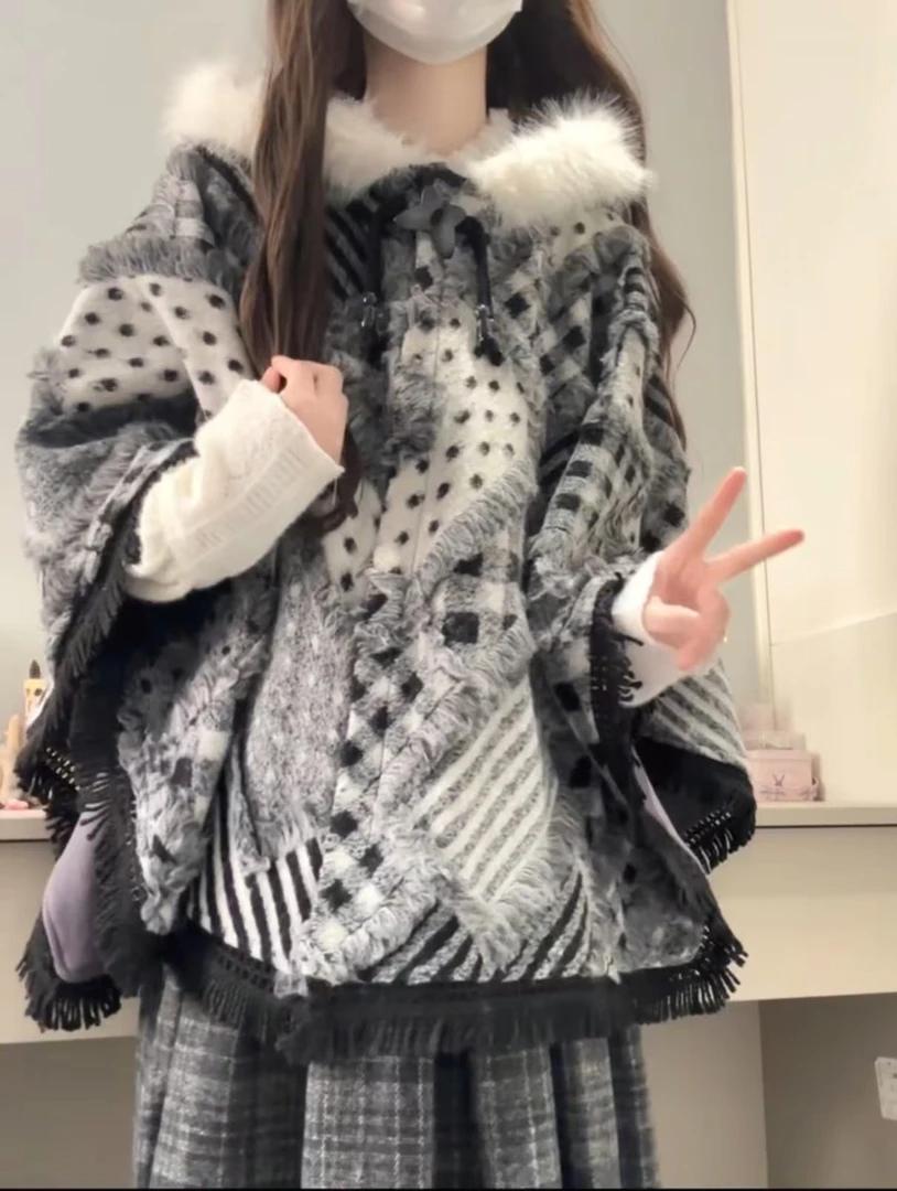 黑白格纹斗篷大衣宽松流苏连帽毛绒披肩外套女搭配半身裙两件套冬