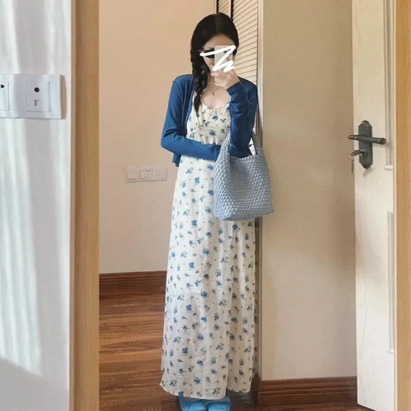 早秋搭配一整套茶系穿搭法式吊带碎花连衣裙女海边度假收腰长裙子