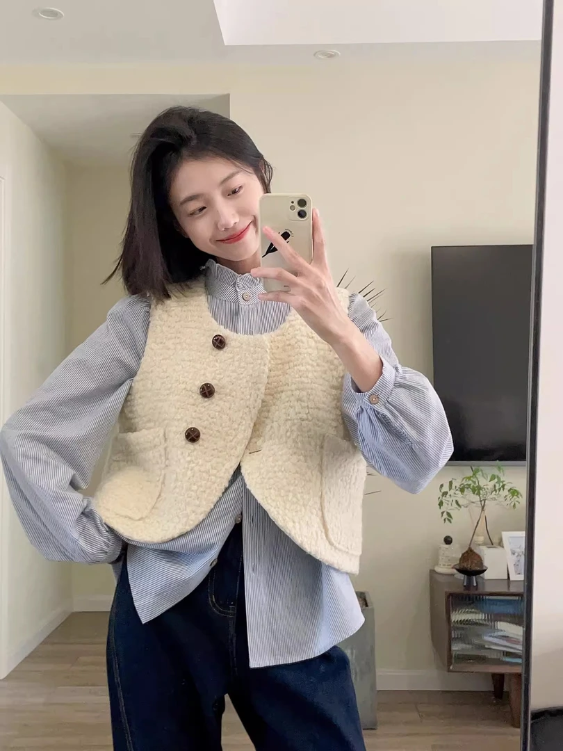 入秋一整套女茶系穿搭仿羊羔绒毛马甲外搭条纹衬衫牛仔裤三件套女