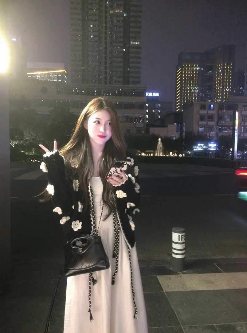 2025秋冬新款设计感镂空立体花朵针织开衫女搭配半身裙显瘦两件套