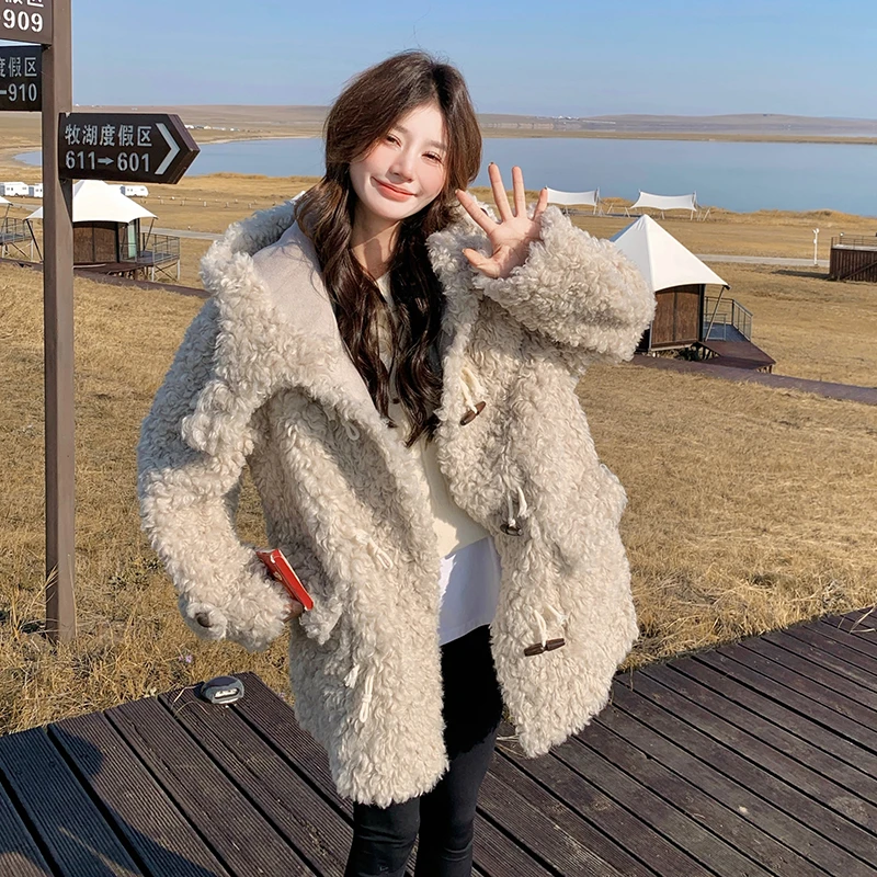 浅灰色牛角扣羊 羔毛外套女冬2024新款加厚连帽皮毛一体大衣
