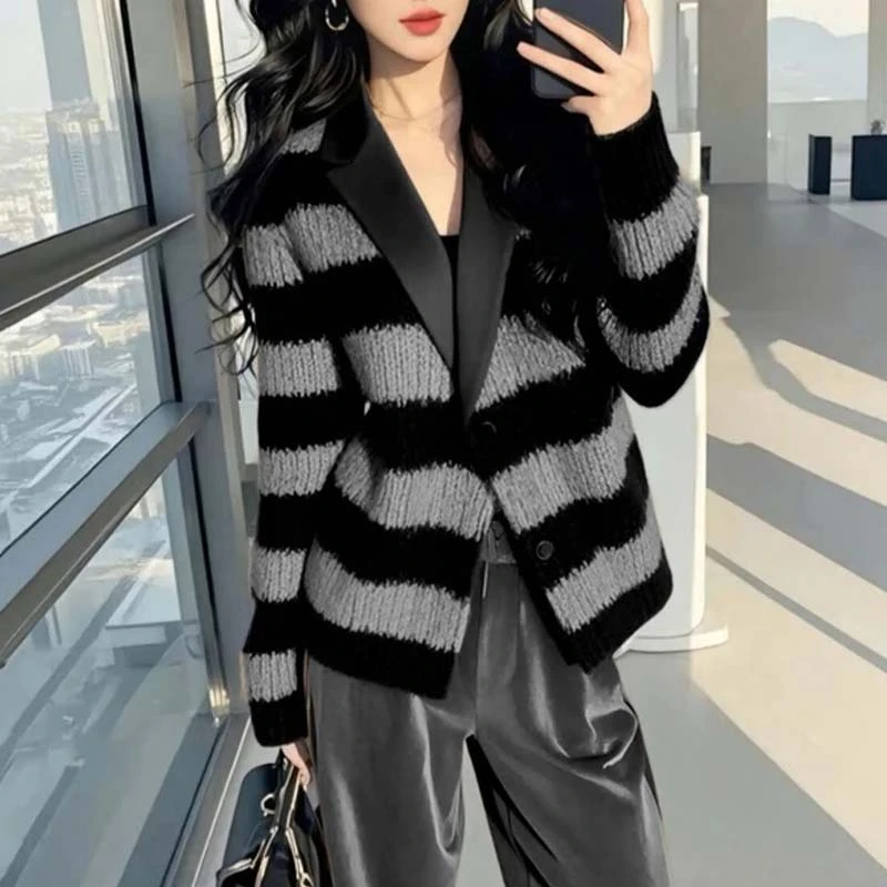 高级感灰色条纹毛衣外套2025年春秋季新款气质减龄休闲针织开衫女