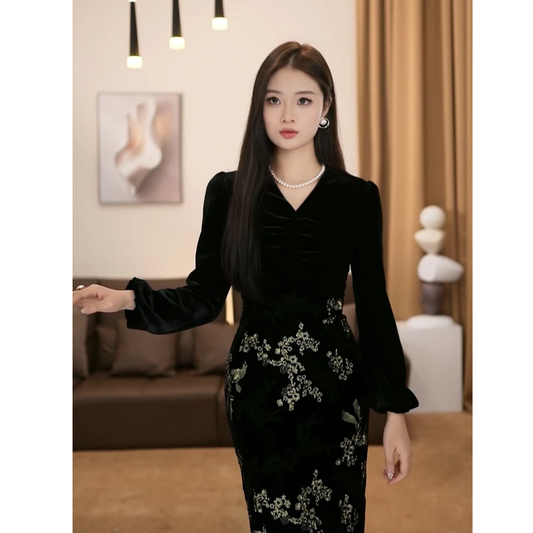 【爱笑】幽绿庭园春季新款气质时尚长袖黑色V领连衣裙-SW0516