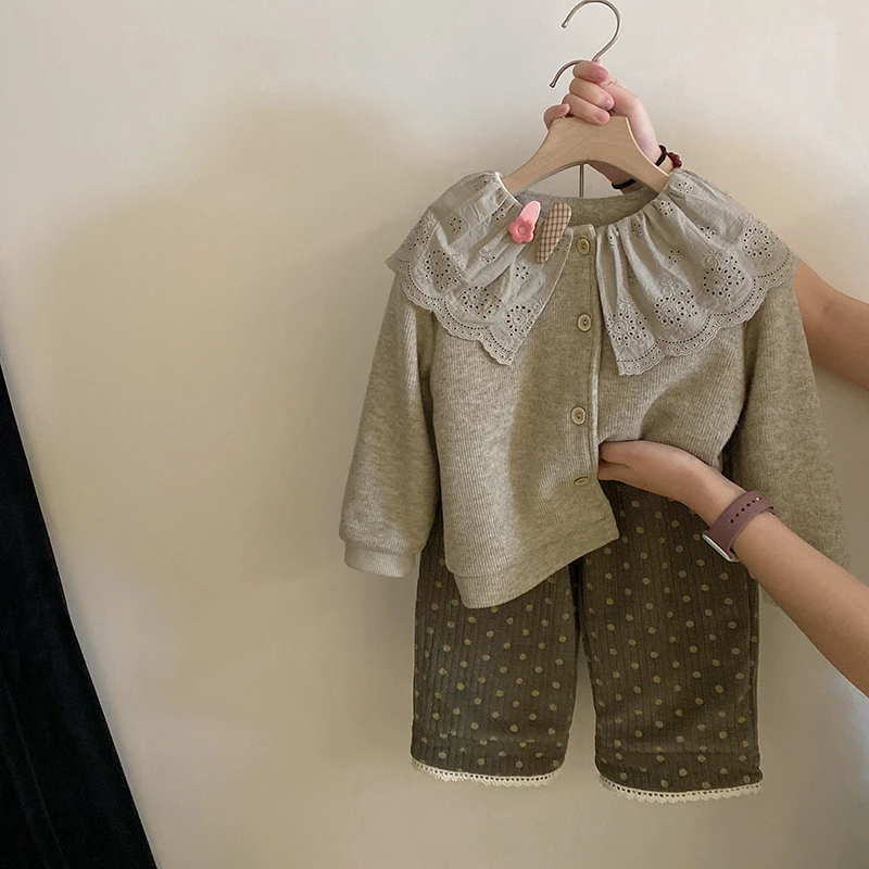 R24436女童秋冬新款套装2024蕾丝娃娃领针织加绒开衫波点加厚裤子