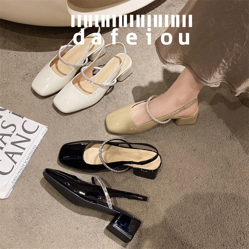 法式减龄少女风漆皮后空一字带凉鞋2024夏季粗跟方头水钻低跟单鞋