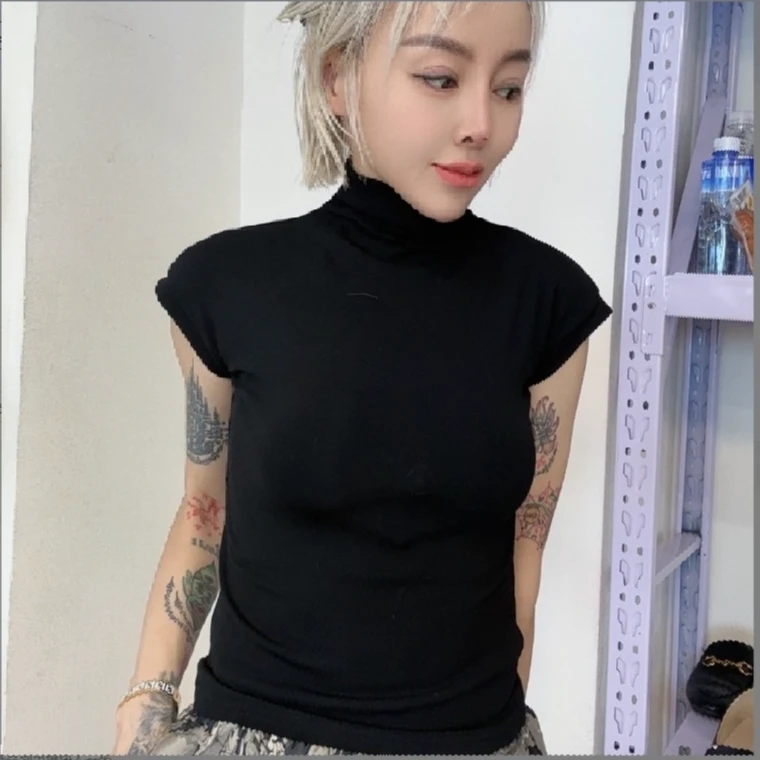 流行黑色半高领短袖