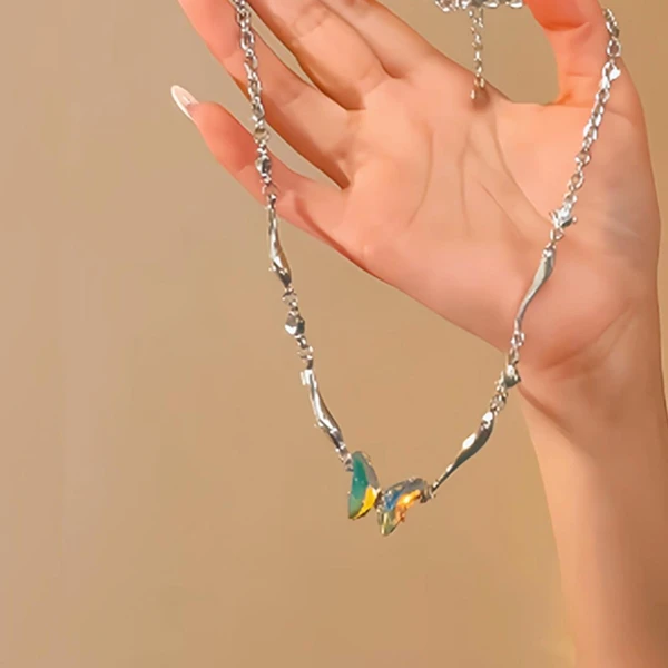 钛钢项链 甜酷时尚渐变蝴蝶吊坠项链女锁骨链颈链 小众配饰不规则