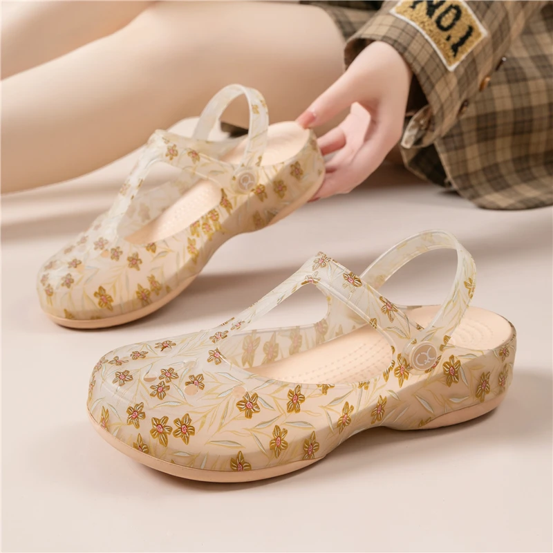 夏季新款外穿果冻洞洞鞋女防滑防臭护士坡跟软厚底包头沙滩凉拖鞋