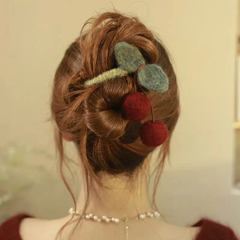 新中式毛线樱桃流苏抓夹女高级感一字扭扭发夹后脑勺盘发鲨鱼夹子