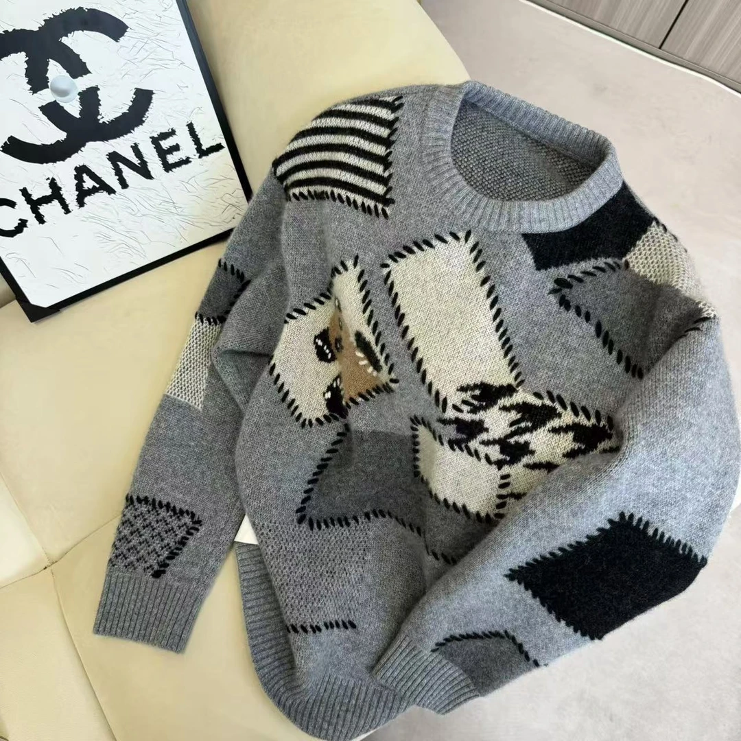 【百分百山羊绒】241468灰色复古贴布小熊提花刺绣设计圆领款潮流