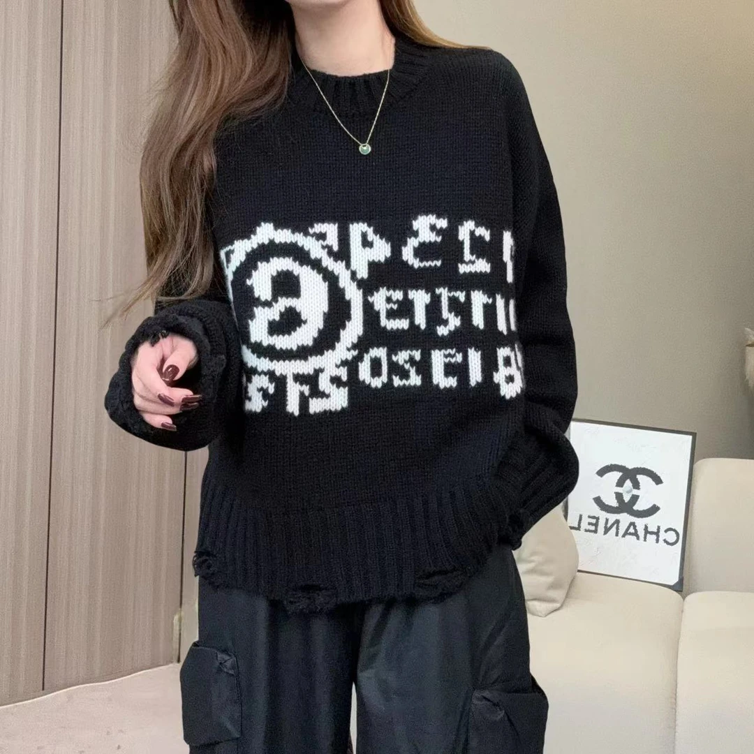 【100山羊绒】241806秋冬新款简约字母提花设计下摆破洞圆领羊绒衫