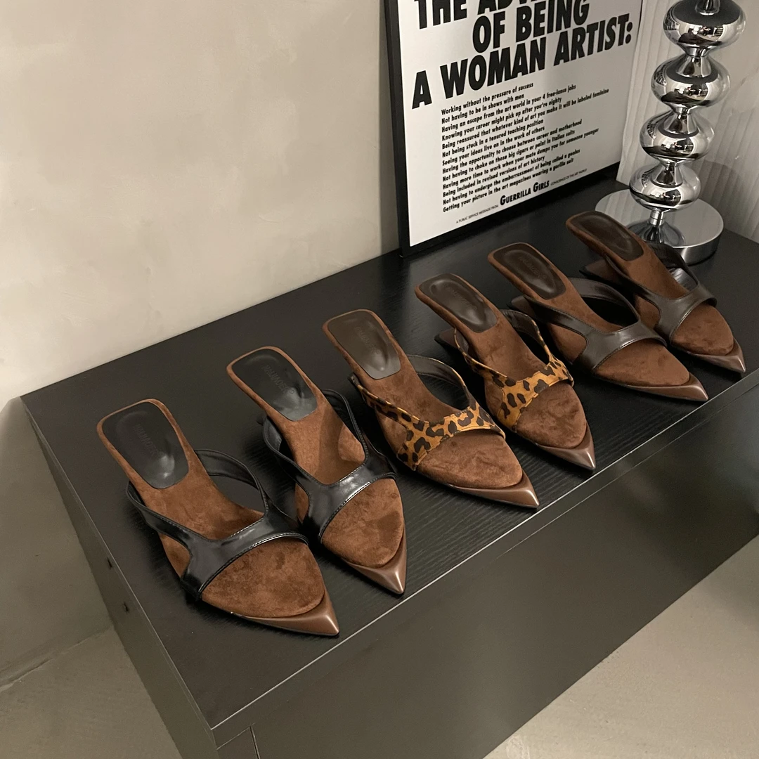 法式小众尖头豹纹一字凉拖鞋女外穿2025夏季新款百搭气质坡跟凉鞋