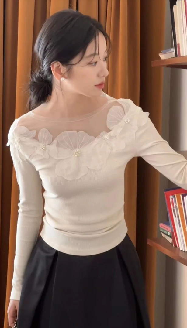 早秋季2024新款独特漂亮绝美上衣设计感白色花朵修身打底衫t恤女