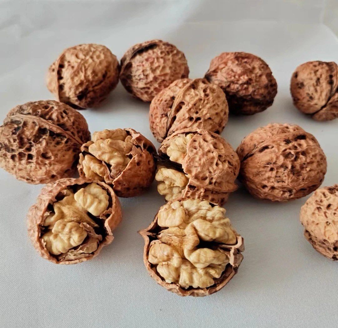 新鲜采摘手工去皮老树核桃