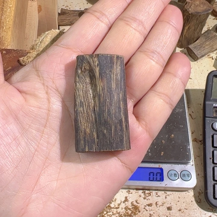 沉香吊坠黑棋楠沉香吊坠8克