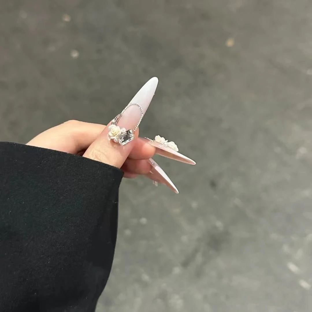 春日繁花纯手工穿戴甲纯欲高级磨砂渐变奶白蝴蝶结显白仙女美甲