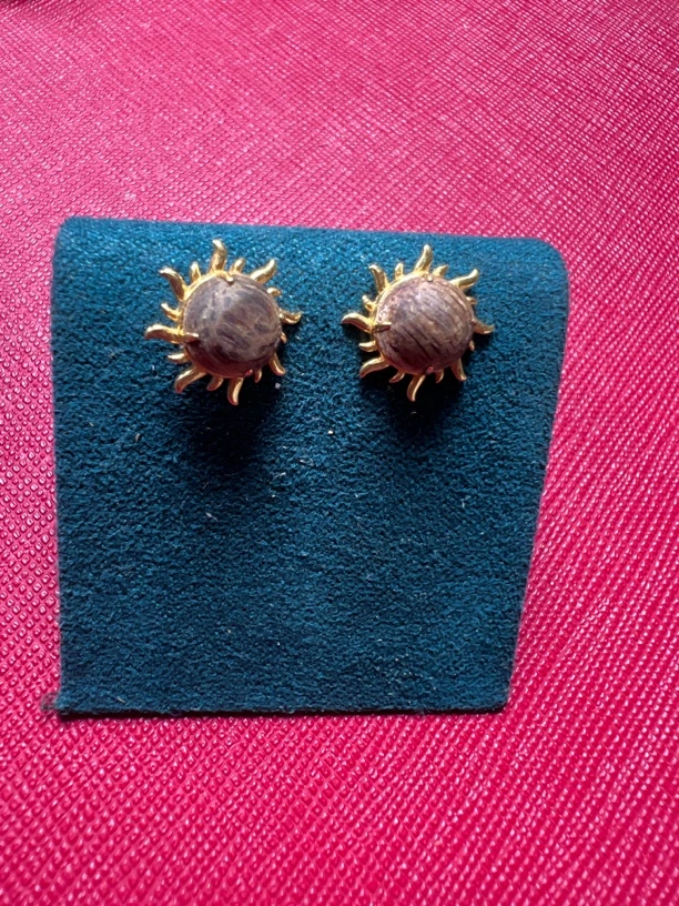 沉香耳钉镶嵌18K金～太阳花
