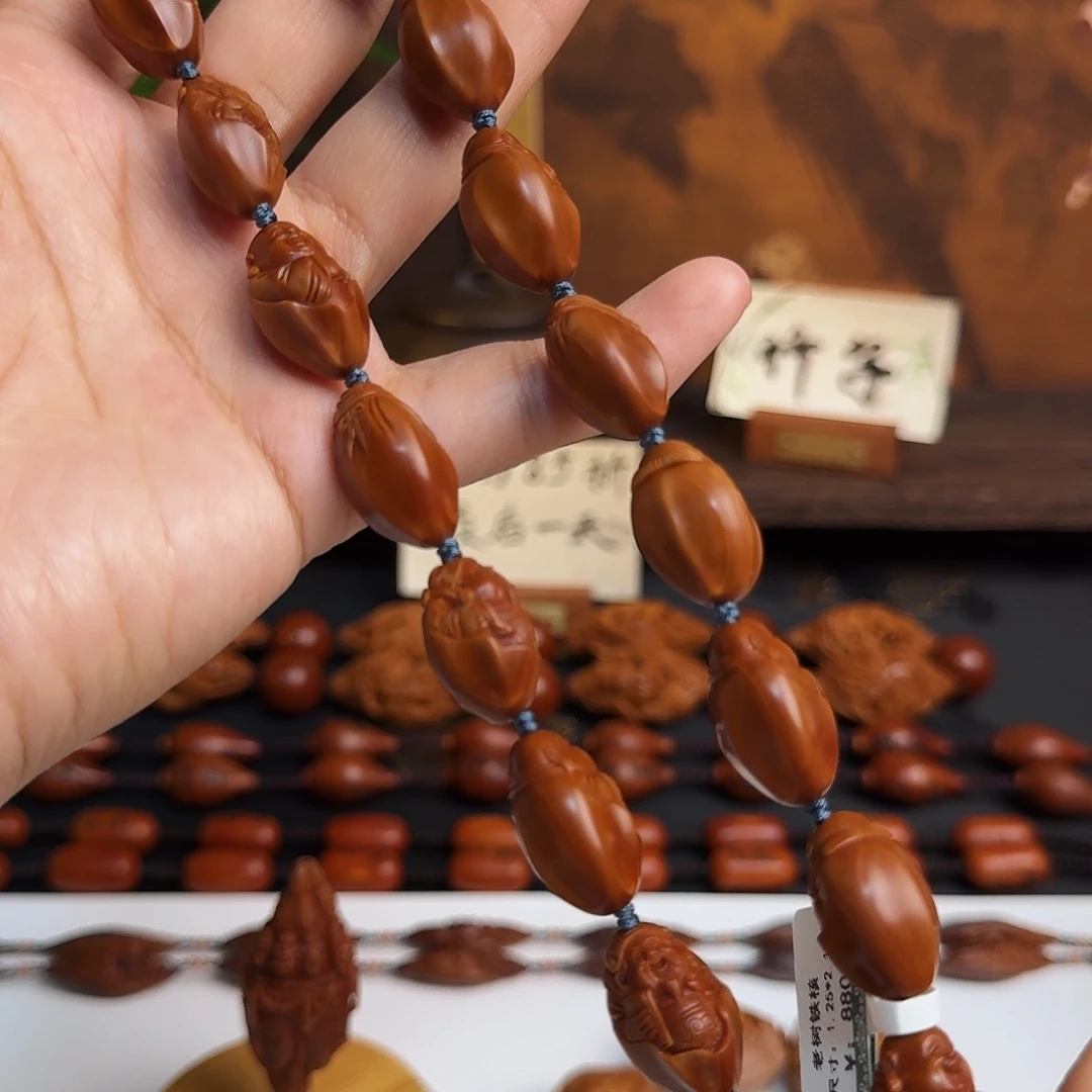 橄榄核核雕八宝财迷手持