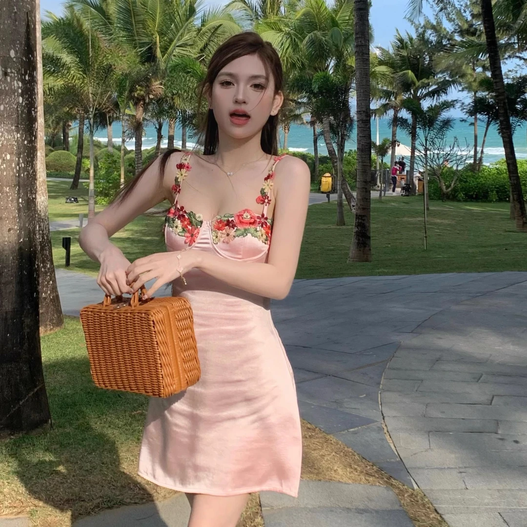 甜辣妹缎面连衣裙女夏季新款纯欲性感短裙子刺绣花朵绿色吊带裙女