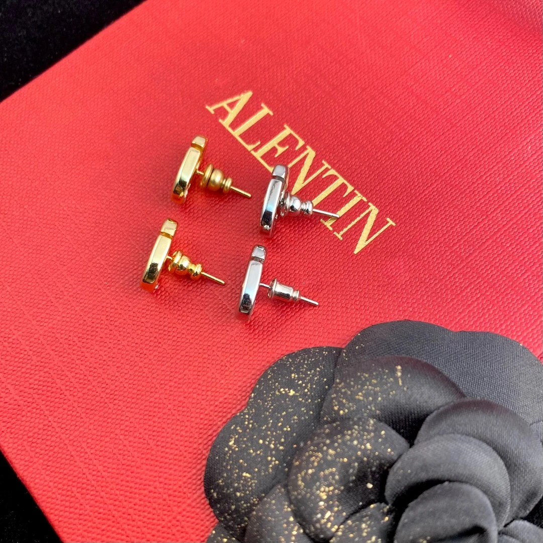 铜合金耳饰 KK 复古简约轻奢耳钉女字母小巧精致日常百搭款~843