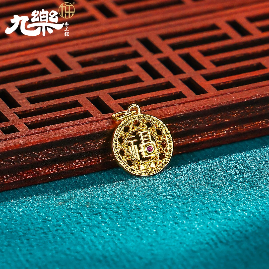 九乐 吊坠925银合成锆石 镀金星芒福字小圆牌灵动