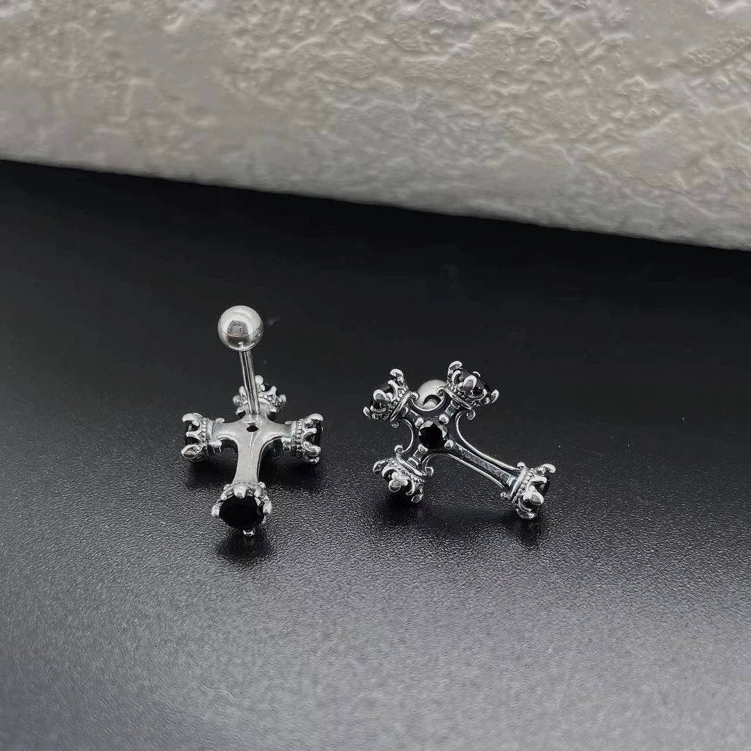 925银合成锆石耳饰 0832欧美小众哥特风格拧珠款十字耳钉百搭银色