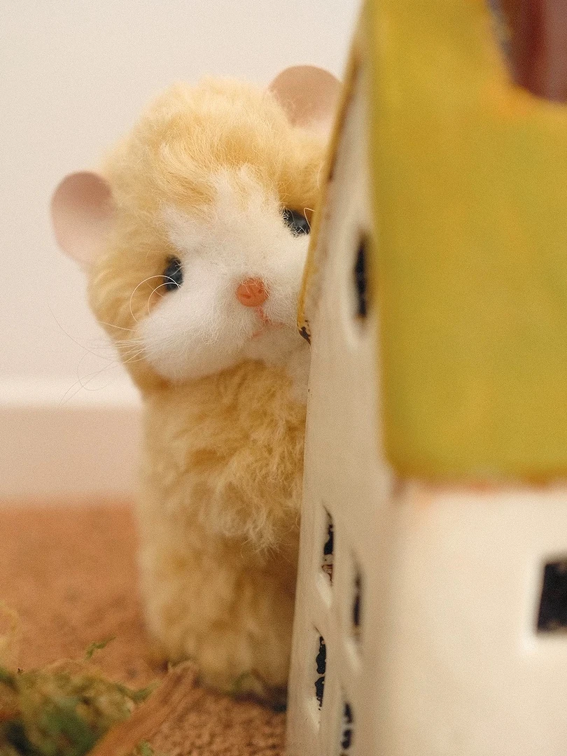 仿真金丝熊玩偶手办