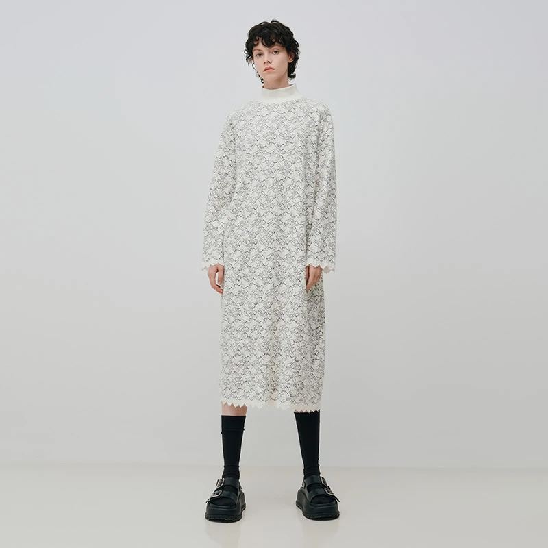 刘刘墨早秋时尚宽松印花保暖立领设计小众柔软白色休闲针织连衣裙