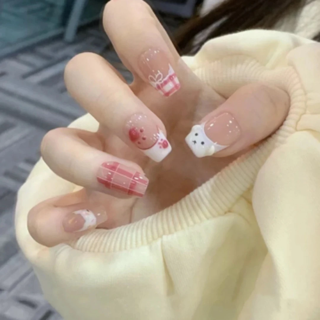 B42新款短款卡通小狗手绘粉色格子甜美风可拆卸美甲贴片