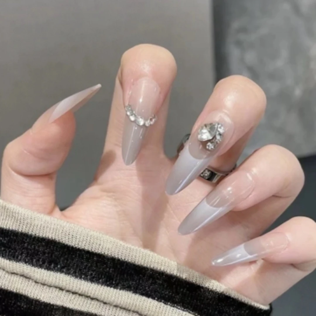 冰透白色穿戴甲高级轻奢法式鸽子渐变裸色新款显白可拆卸美甲贴