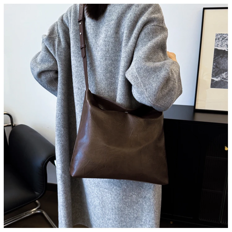 MUZI家新款时尚百搭大容量托特包斜挎包女包包简约单肩斜挎水桶包