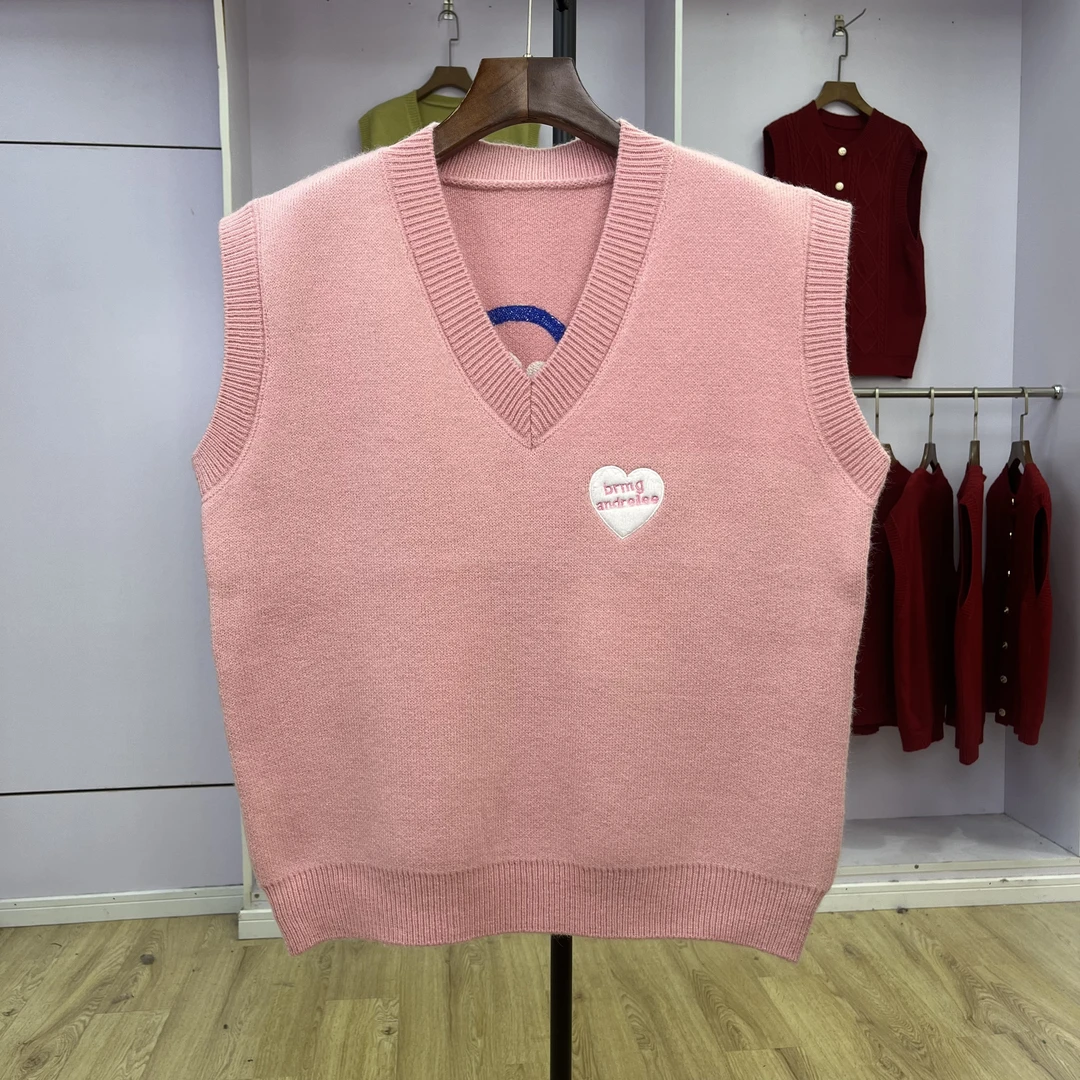 253 2024秋冬新款学院风爱心刺绣针织马甲女宽松无袖毛衣背心坎肩