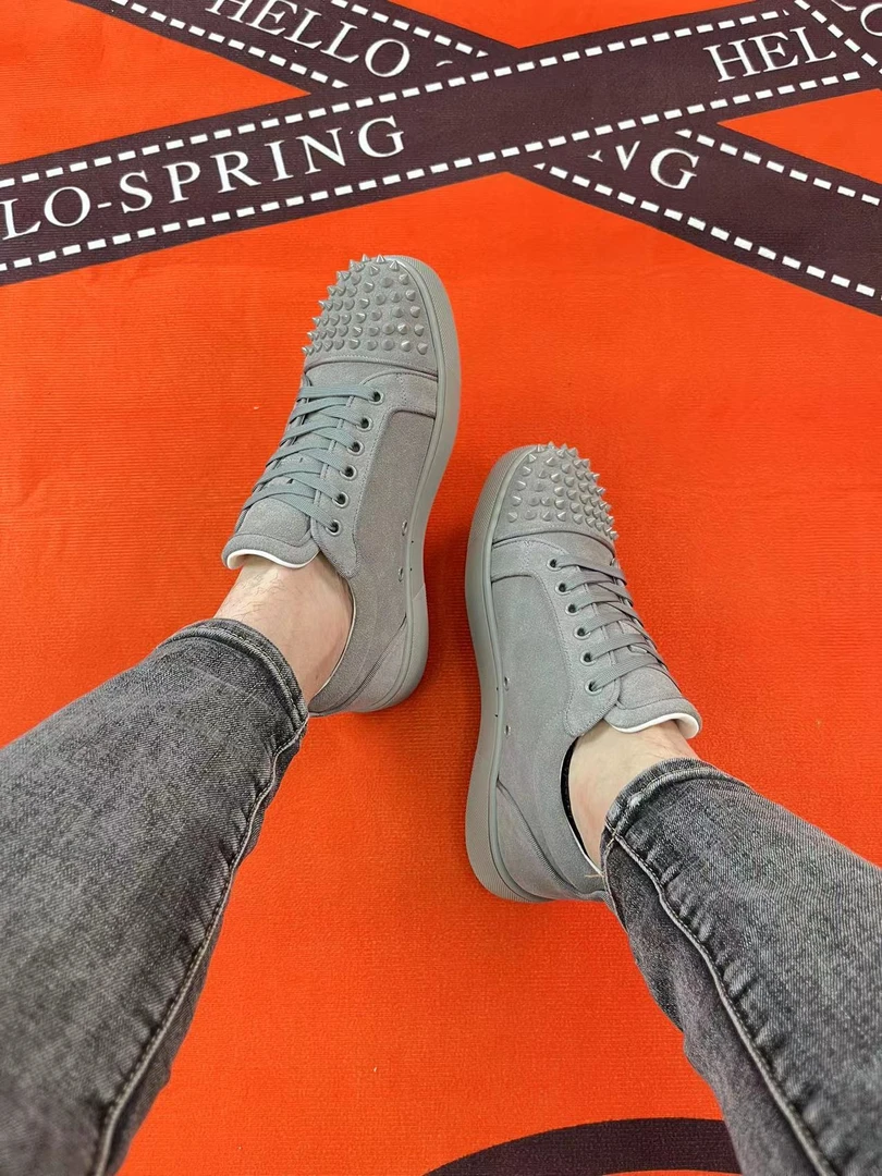 新款灰色前头铆钉红底男鞋休闲鞋潮流时尚百搭轻奢反绒板鞋龙年新