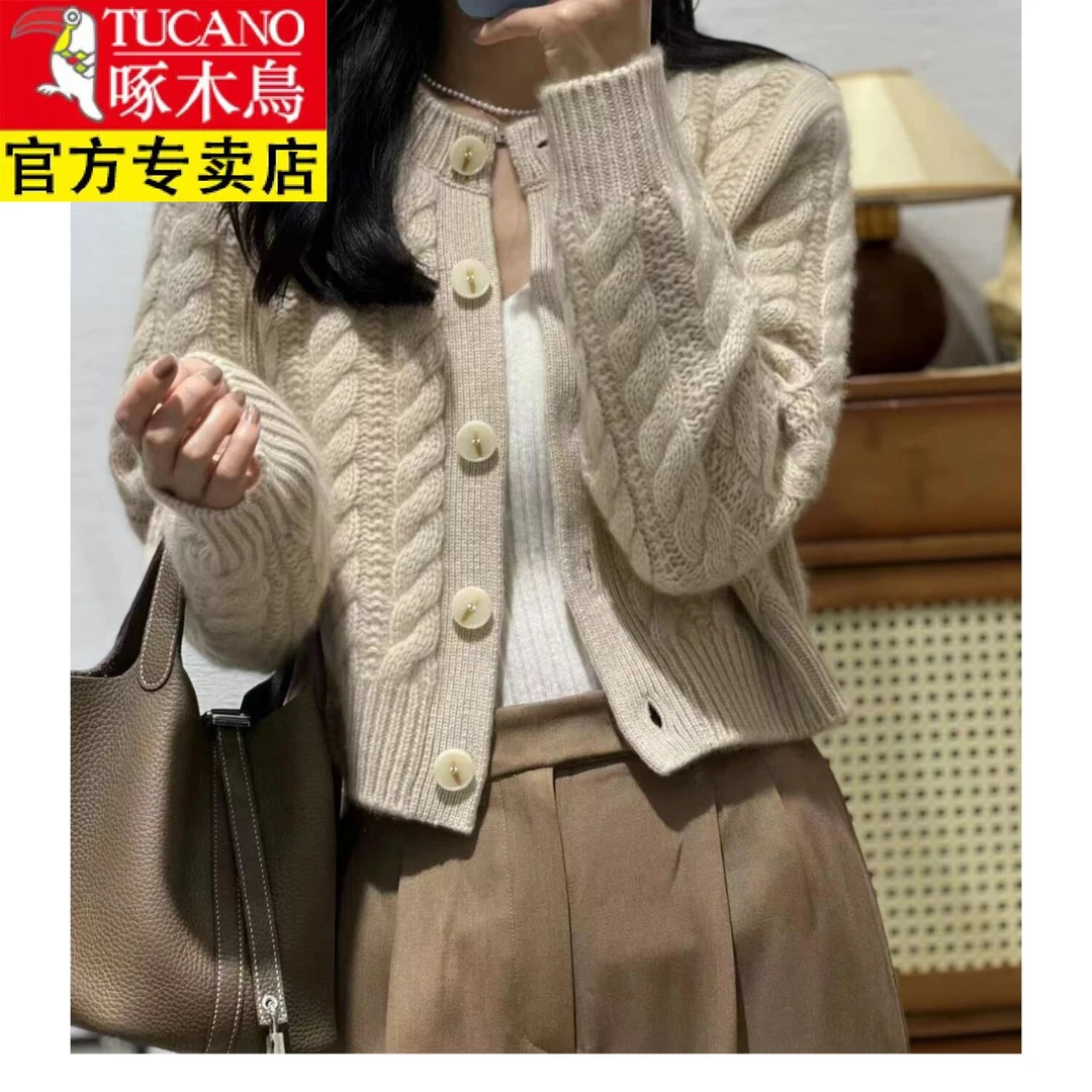 啄木鸟秋冬新款羊毛麻花开衫女士宽松加厚扭花短款毛衣针织外套女