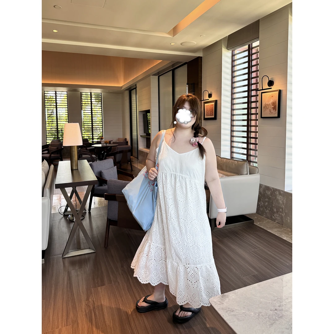 老章和小胖PONGKIKI度假裙刺绣镂空大码吊带连衣裙夏外穿内搭长裙